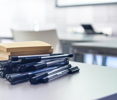 Kaip elgtis derybose su estais? | Skrivanek